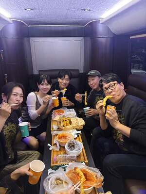 ショートヘアにしたソン・イェジン、『仕方ない』出演者らとトッポッキに舌鼓 「最後の舞台あいさつ…また会いましょう」