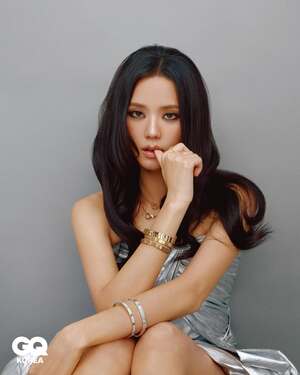 【フォト】BLACKPINKジス、スモーキーメイクで妖艶な眼差し…無限の美しさ