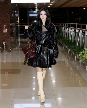 【フォト】シックな雰囲気のMEOVVアンナ、「クロエ」の着こなしがステキ