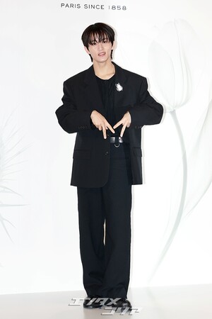 【フォト】NCTマーク「胸キュン・ビジュアル」黒スーツにブローチでポイント