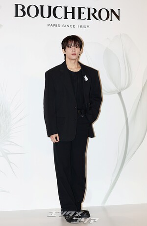 【フォト】NCTマーク「胸キュン・ビジュアル」黒スーツにブローチでポイント