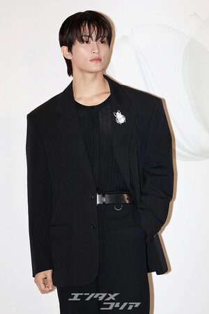 【フォト】NCTマーク「胸キュン・ビジュアル」黒スーツにブローチでポイント