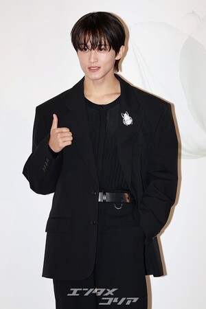 【フォト】NCTマーク「胸キュン・ビジュアル」黒スーツにブローチでポイント