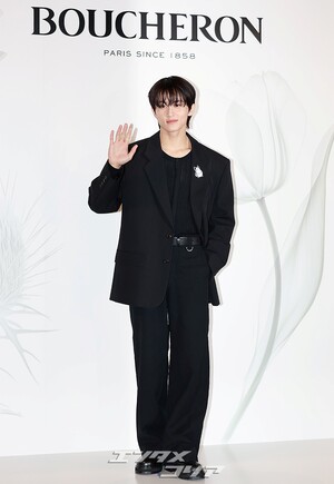 【フォト】NCTマーク「胸キュン・ビジュアル」黒スーツにブローチでポイント