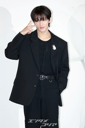 【フォト】NCTマーク「胸キュン・ビジュアル」黒スーツにブローチでポイント