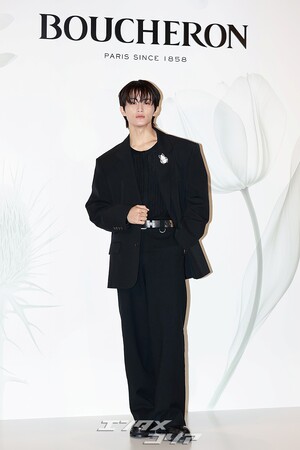 【フォト】NCTマーク「胸キュン・ビジュアル」黒スーツにブローチでポイント