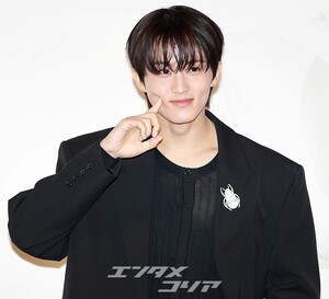 【フォト】NCTマーク「胸キュン・ビジュアル」黒スーツにブローチでポイント