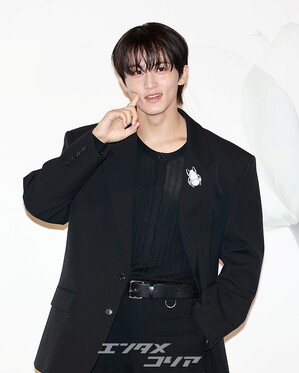 【フォト】NCTマーク「胸キュン・ビジュアル」黒スーツにブローチでポイント