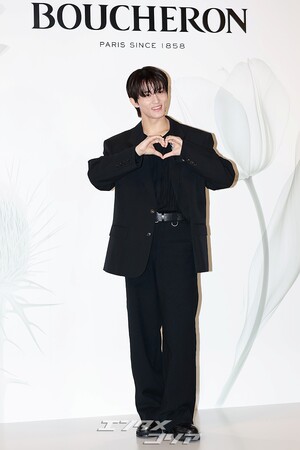 【フォト】NCTマーク「胸キュン・ビジュアル」黒スーツにブローチでポイント