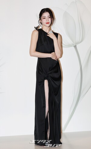 【フォト】肩にチョウを付けたハン・ソヒ、スリット入り黒ドレスがセクシー