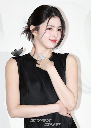 【フォト】肩にチョウを付けたハン・ソヒ、スリット入り黒ドレスがセクシー