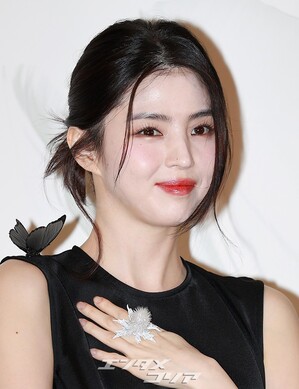 【フォト】肩にチョウを付けたハン・ソヒ、スリット入り黒ドレスがセクシー