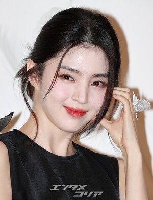 【フォト】肩にチョウを付けたハン・ソヒ、スリット入り黒ドレスがセクシー