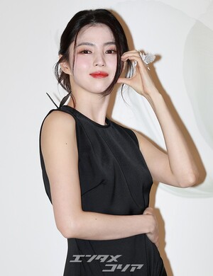 【フォト】肩にチョウを付けたハン・ソヒ、スリット入り黒ドレスがセクシー