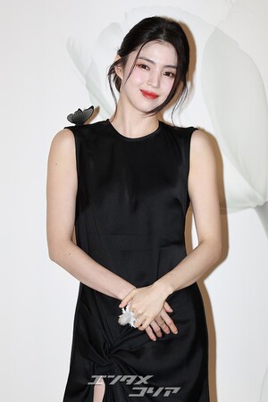 【フォト】肩にチョウを付けたハン・ソヒ、スリット入り黒ドレスがセクシー