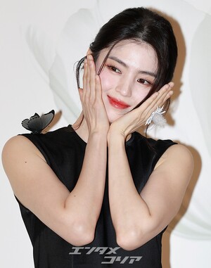 【フォト】肩にチョウを付けたハン・ソヒ、スリット入り黒ドレスがセクシー