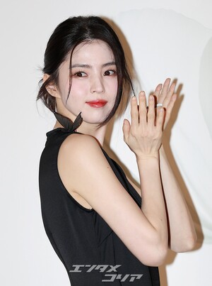 【フォト】肩にチョウを付けたハン・ソヒ、スリット入り黒ドレスがセクシー