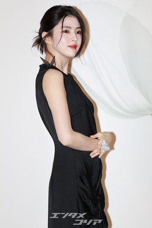 【フォト】肩にチョウを付けたハン・ソヒ、スリット入り黒ドレスがセクシー