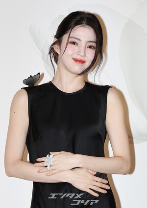 【フォト】肩にチョウを付けたハン・ソヒ、スリット入り黒ドレスがセクシー