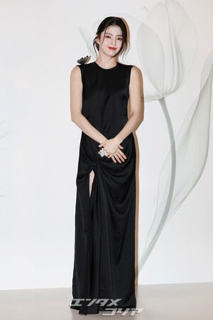 【フォト】肩にチョウを付けたハン・ソヒ、スリット入り黒ドレスがセクシー