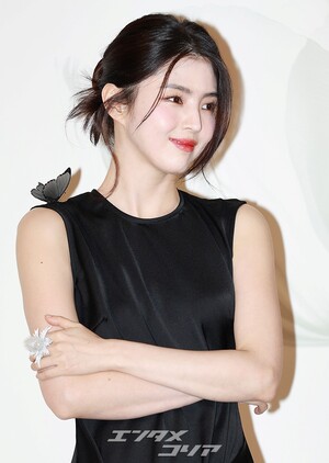 【フォト】肩にチョウを付けたハン・ソヒ、スリット入り黒ドレスがセクシー