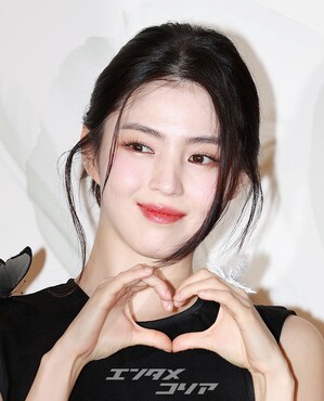 【フォト】肩にチョウを付けたハン・ソヒ、スリット入り黒ドレスがセクシー