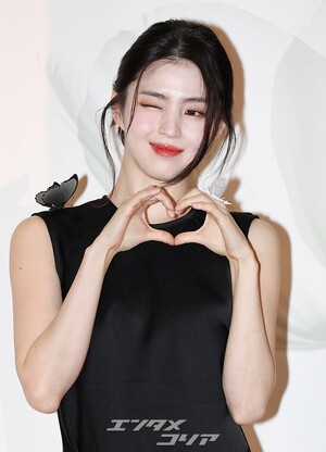 【フォト】肩にチョウを付けたハン・ソヒ、スリット入り黒ドレスがセクシー