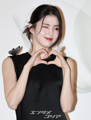 【フォト】肩にチョウを付けたハン・ソヒ、スリット入り黒ドレスがセクシー