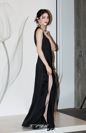 【フォト】肩にチョウを付けたハン・ソヒ、スリット入り黒ドレスがセクシー