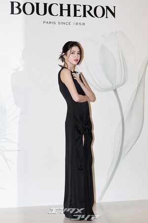 【フォト】肩にチョウを付けたハン・ソヒ、スリット入り黒ドレスがセクシー