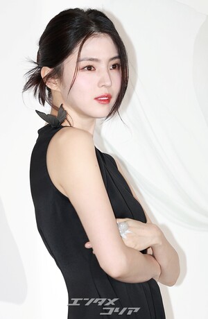 【フォト】肩にチョウを付けたハン・ソヒ、スリット入り黒ドレスがセクシー