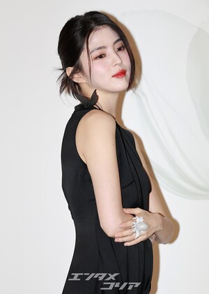 【フォト】肩にチョウを付けたハン・ソヒ、スリット入り黒ドレスがセクシー