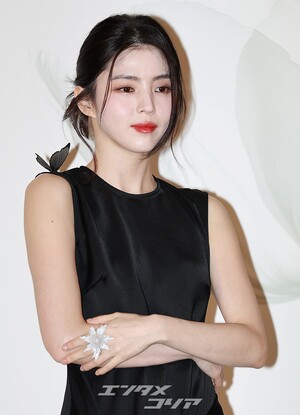 【フォト】肩にチョウを付けたハン・ソヒ、スリット入り黒ドレスがセクシー