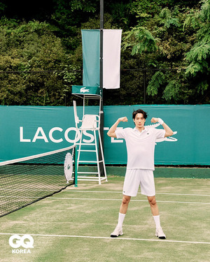 【フォト】EXOカイ、テニスコートで輝くビジュアル…エネルギーに満ちた姿