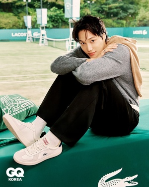 【フォト】EXOカイ、テニスコートで輝くビジュアル…エネルギーに満ちた姿