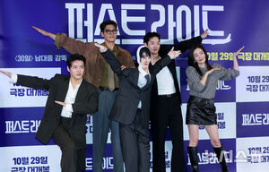 【フォト】カン・ハヌル＆キム・ヨングァン＆カン・ヨンソク＆ハン・ソナ、チャウヌの人形と一緒にポーズ