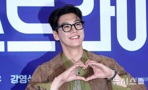 【フォト】カン・ハヌル＆キム・ヨングァン＆カン・ヨンソク＆ハン・ソナ、チャウヌの人形と一緒にポーズ