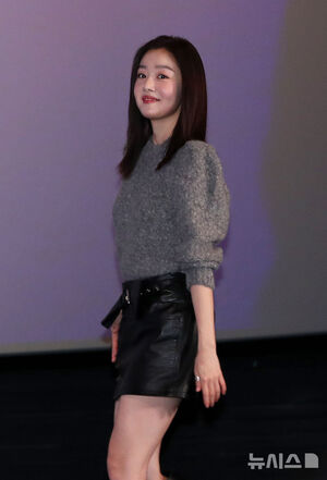 【フォト】カン・ハヌル＆キム・ヨングァン＆カン・ヨンソク＆ハン・ソナ、チャウヌの人形と一緒にポーズ