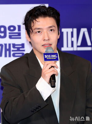 【フォト】カン・ハヌル＆キム・ヨングァン＆カン・ヨンソク＆ハン・ソナ、チャウヌの人形と一緒にポーズ