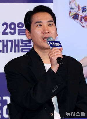 【フォト】カン・ハヌル＆キム・ヨングァン＆カン・ヨンソク＆ハン・ソナ、チャウヌの人形と一緒にポーズ