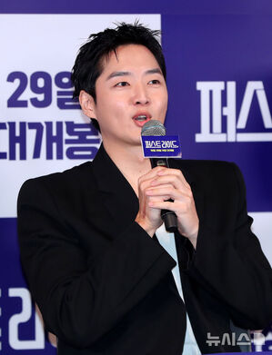 【フォト】カン・ハヌル＆キム・ヨングァン＆カン・ヨンソク＆ハン・ソナ、チャウヌの人形と一緒にポーズ