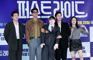 【フォト】カン・ハヌル＆キム・ヨングァン＆カン・ヨンソク＆ハン・ソナ、チャウヌの人形と一緒にポーズ