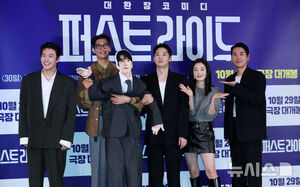 【フォト】カン・ハヌル＆キム・ヨングァン＆カン・ヨンソク＆ハン・ソナ、チャウヌの人形と一緒にポーズ