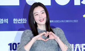 【フォト】カン・ハヌル＆キム・ヨングァン＆カン・ヨンソク＆ハン・ソナ、チャウヌの人形と一緒にポーズ