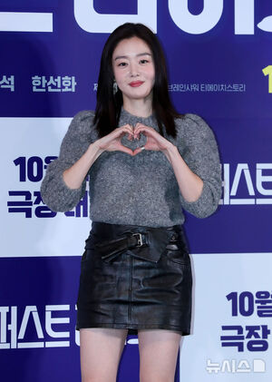 【フォト】カン・ハヌル＆キム・ヨングァン＆カン・ヨンソク＆ハン・ソナ、チャウヌの人形と一緒にポーズ