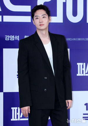 【フォト】カン・ハヌル＆キム・ヨングァン＆カン・ヨンソク＆ハン・ソナ、チャウヌの人形と一緒にポーズ