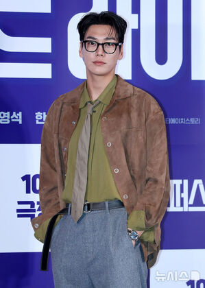 【フォト】カン・ハヌル＆キム・ヨングァン＆カン・ヨンソク＆ハン・ソナ、チャウヌの人形と一緒にポーズ