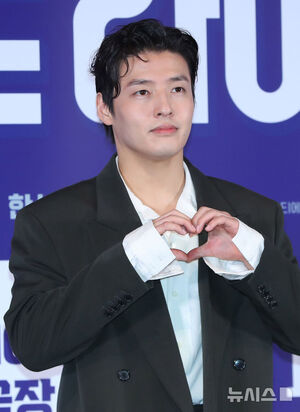 【フォト】カン・ハヌル＆キム・ヨングァン＆カン・ヨンソク＆ハン・ソナ、チャウヌの人形と一緒にポーズ