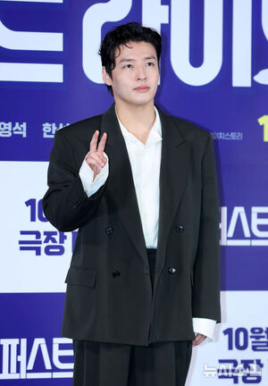 【フォト】カン・ハヌル＆キム・ヨングァン＆カン・ヨンソク＆ハン・ソナ、チャウヌの人形と一緒にポーズ