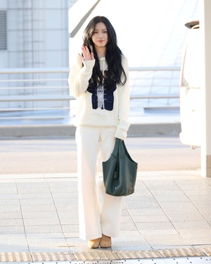 【フォト】RALPH LAURENのイベントに向かうITZYリュジンのふんわりフライトコーデ